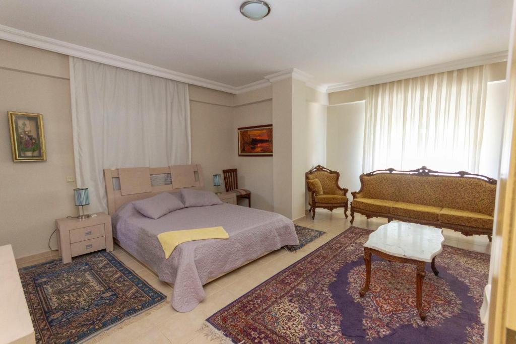 A bed or beds in a room at Paradise Town Villa Orchard