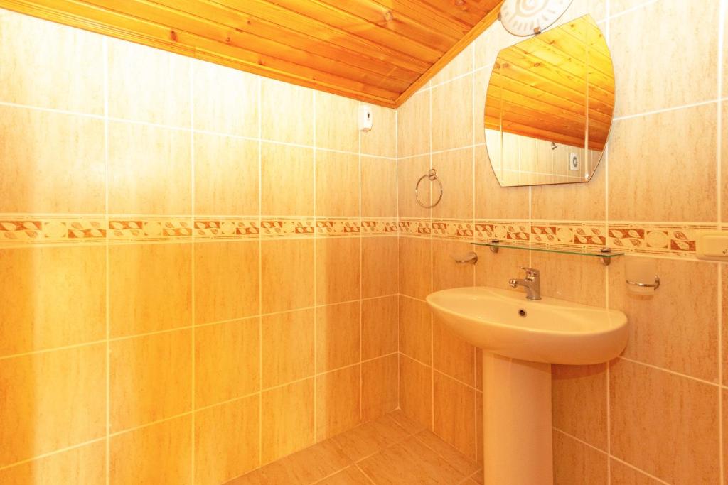 A bathroom at Paradise Town Villa Orchard