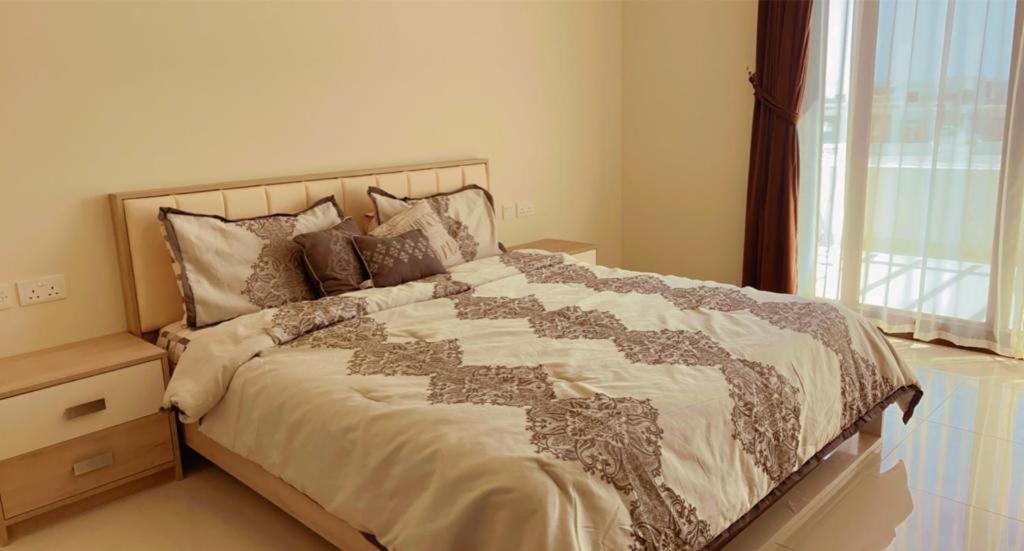En eller flere senge i et værelse på HAWANA villa 010 هوانا فيللا