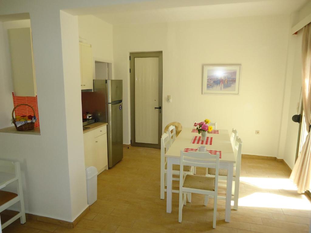 Kuchyň nebo kuchyňský kout v ubytování Almyra Apartments & Suites