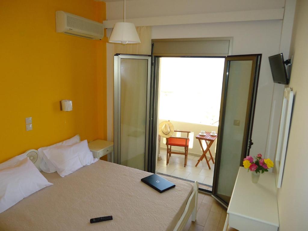 Postel nebo postele na pokoji v ubytování Almyra Apartments & Suites