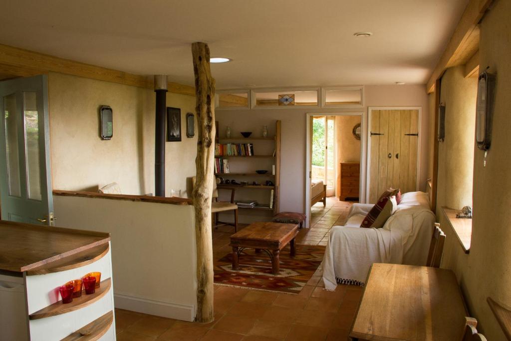 Postel nebo postele na pokoji v ubytování Pathways, Beachwood Cottage
