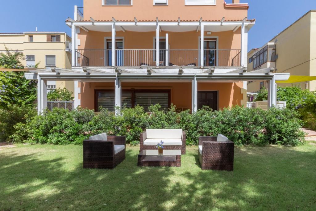 une maison avec deux chaises et une table dans la cour dans l'établissement Guesthouse Libeticus, à Cagliari