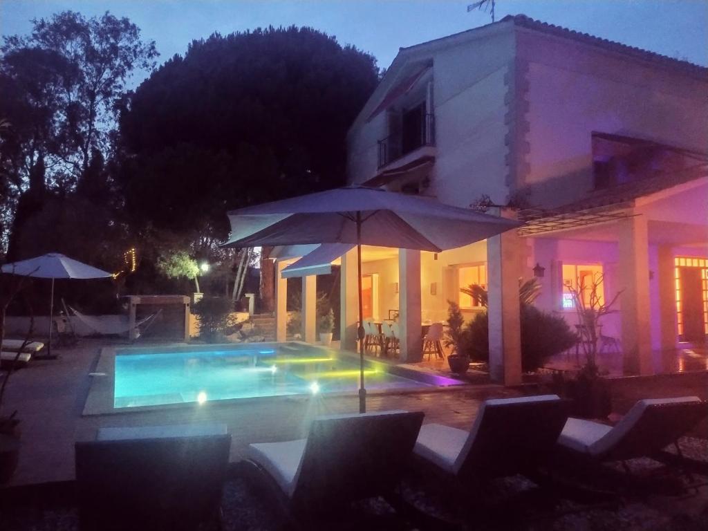 Bazén v ubytovaní Les Canyes Cottage, Private Villa Resort alebo v jeho blízkosti