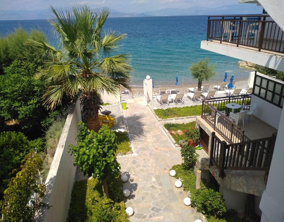 uma vista para a praia a partir da varanda de um edifício em Villa Constantina Apartments em Liyiá