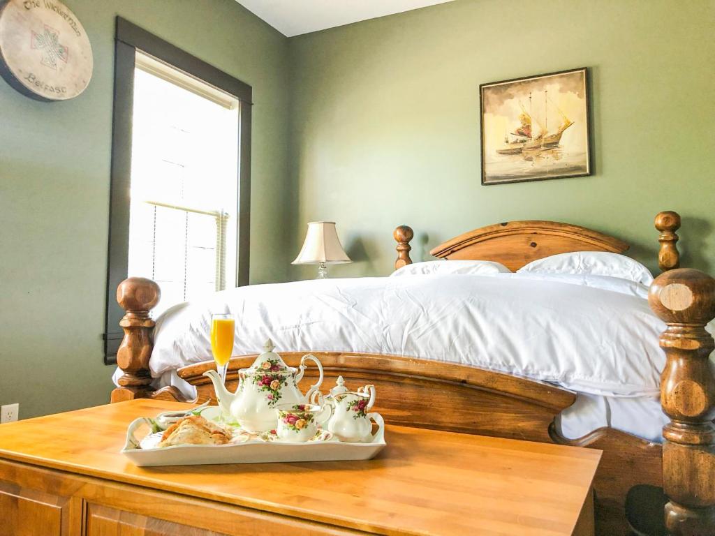 Rúm í herbergi á Wolf Creek Bed and Breakfast