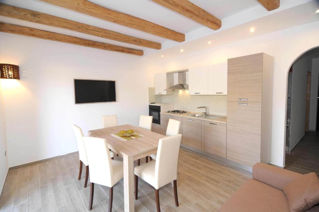 a kitchen and dining room with a table and chairs at Residence Tanaunella in Budoni