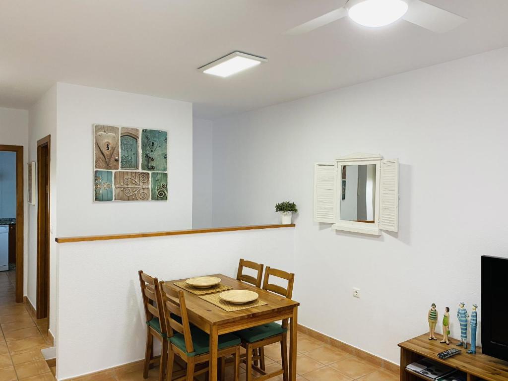 - une salle à manger avec une table et des chaises dans l'établissement Apartamento Conil Santa Clara, à Conil de la Frontera