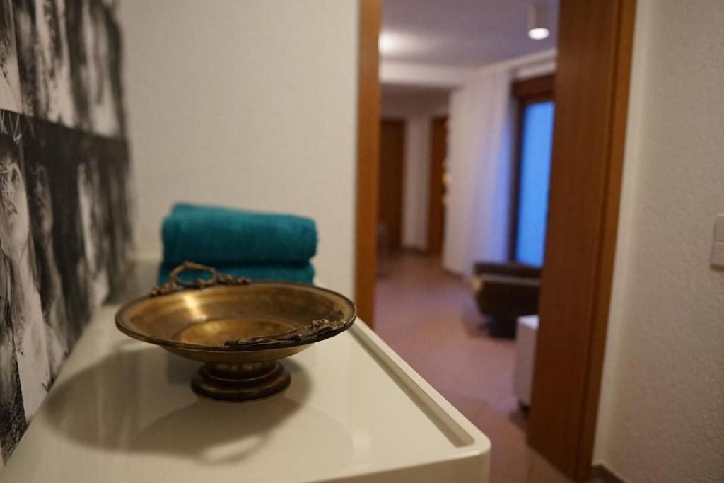 un tazón sobre una mesa con una silla azul en Ferienwohnung grüne Oase, en Maulbronn