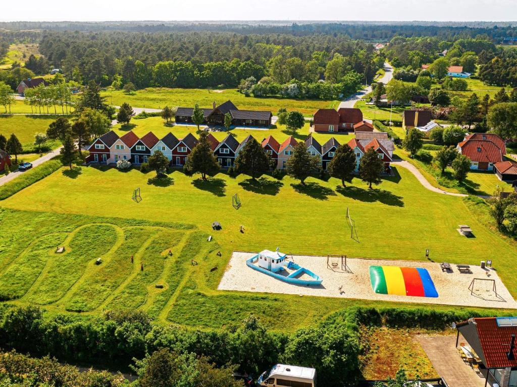 een luchtzicht op een groot park met een speeltuin bij 10 person holiday home on a holiday park in Blåvand