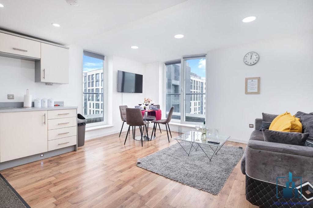 uma sala de estar com um sofá e uma mesa em City View Apartments em Birmingham