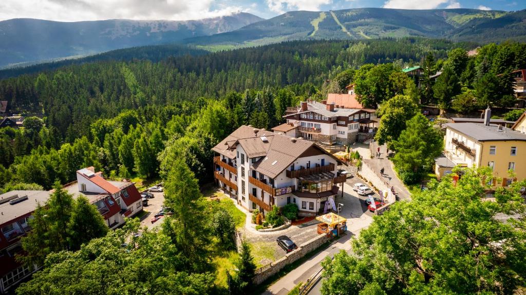 una vista aérea de una ciudad en las montañas en Karpacki & SPA adults only en Karpacz