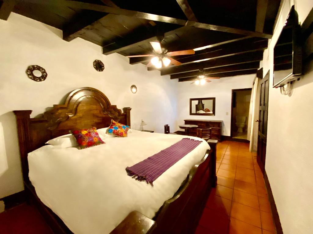 1 dormitorio con 1 cama grande en una habitación en Hotel Villa Real Antigua, en Antigua Guatemala