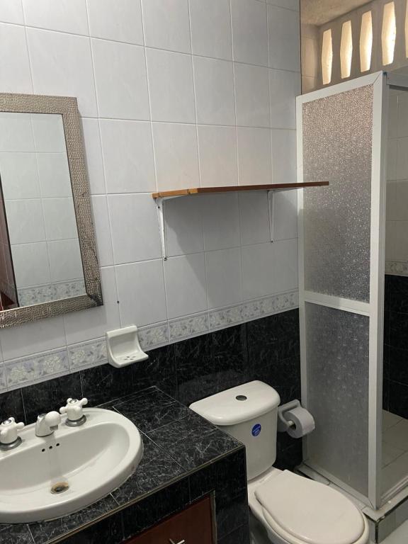 Habitación I frente a la playa ( Bocagrande ) - Sala Familiar Con Baño