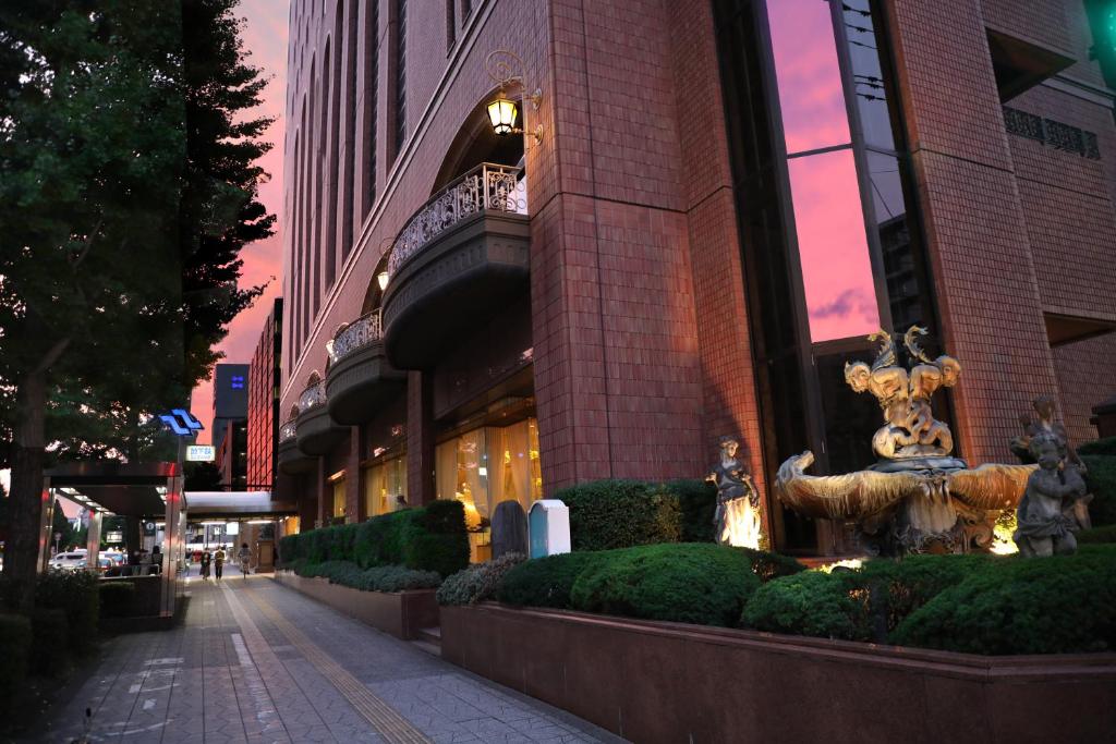 仙台的住宿－光洋大酒店，街道边有喷泉的建筑物