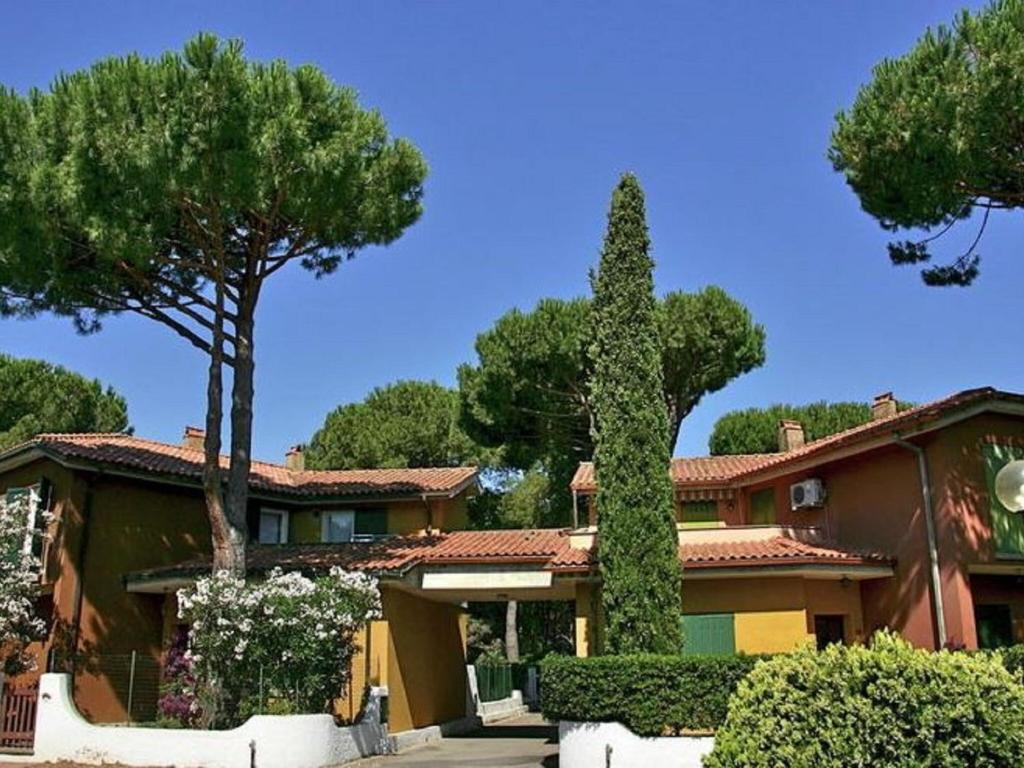 Santa LiberataにあるLovely Holiday Home in Giannella nera Seaの前に木が2本ある家