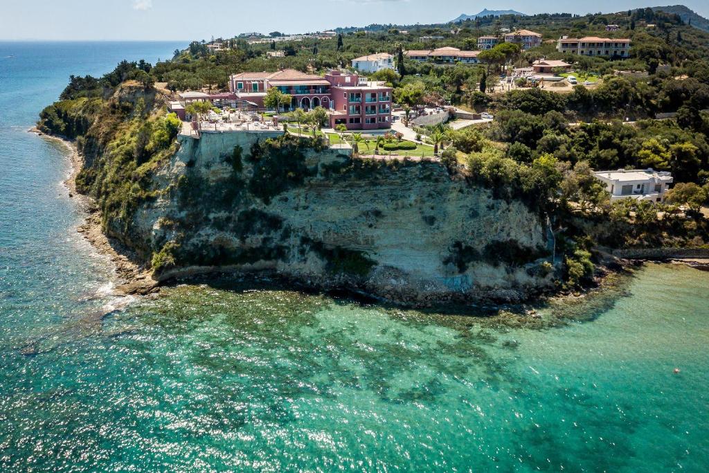 un'isola nell'oceano con case su una scogliera di Balcony Boutique Hotel a Tsilivi