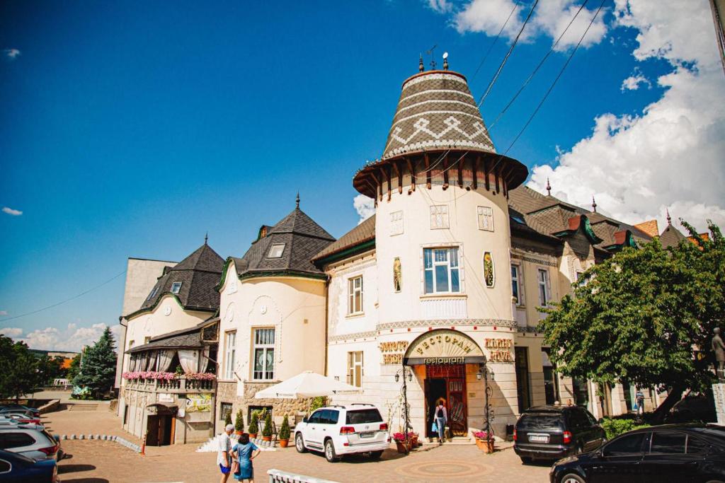 un gran edificio con una torre encima en Zolota Pava, en Beregovo