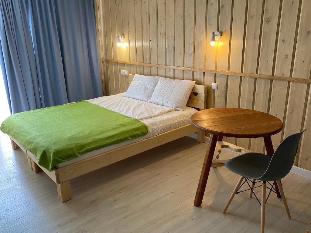 Ένα ή περισσότερα κρεβάτια σε δωμάτιο στο ЧерникаЗемляника