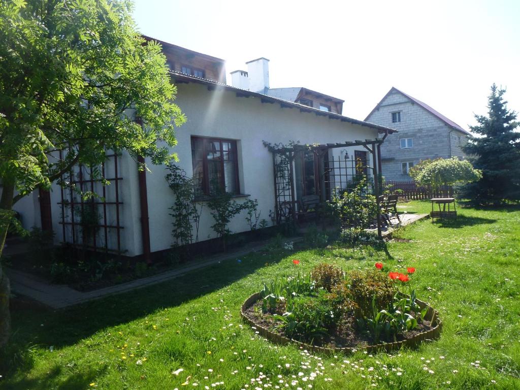 Casa blanca con patio con jardín de flores en Dom z Ogrodem Darłowo do 10 osób !, en Darłowo