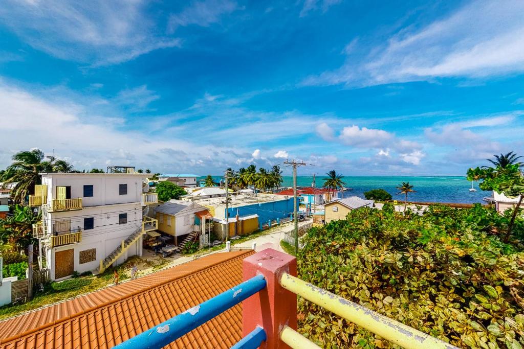 una vista del océano desde un balcón en De Real Macaw, en Caye Caulker