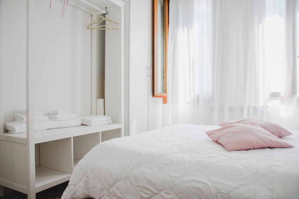 A bed or beds in a room at Ca Giardini Apartments in Biennale by Bricola Apartments
