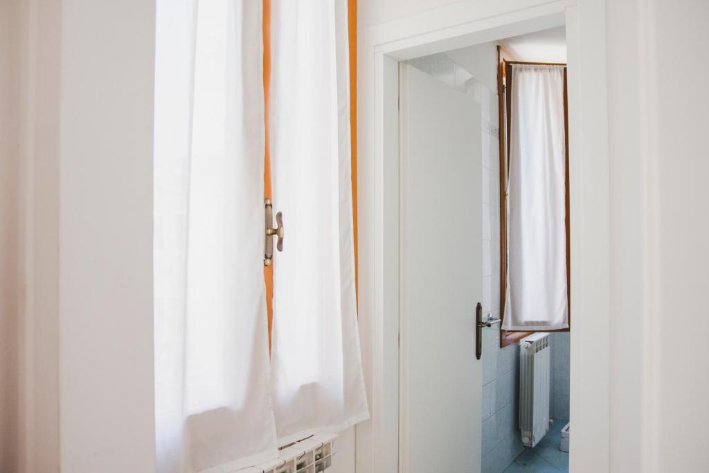 A bathroom at Ca Giardini Apartments in Biennale by Bricola Apartments
