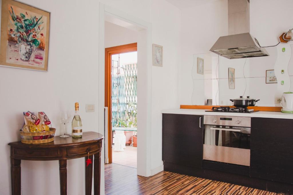 A kitchen or kitchenette at Ca Giardini Apartments in Biennale by Bricola Apartments