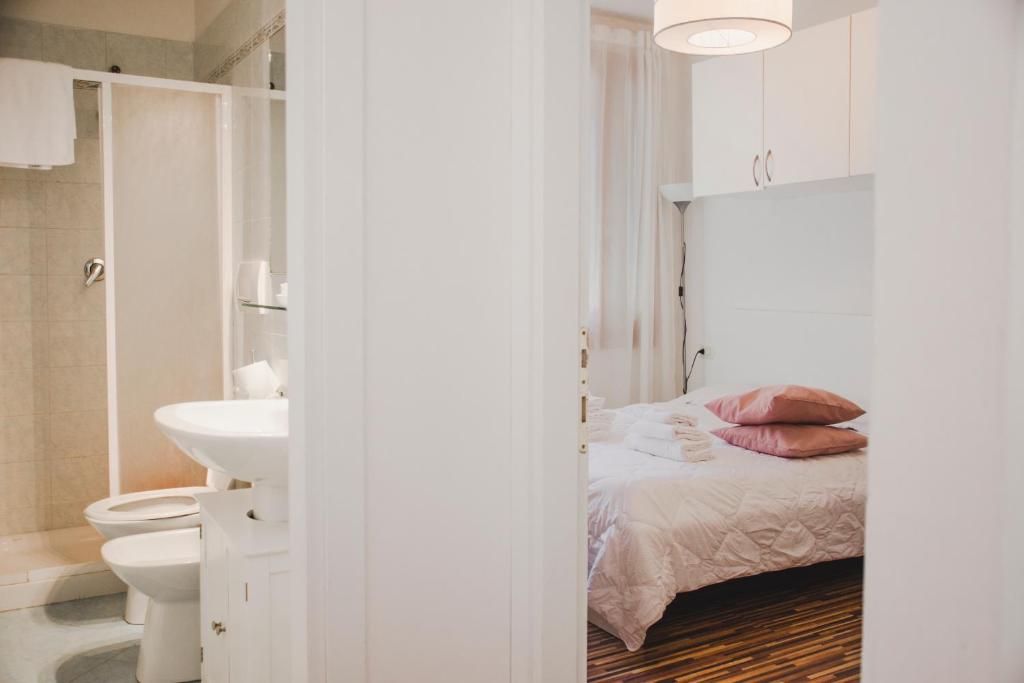A bathroom at Ca Giardini Apartments in Biennale by Bricola Apartments