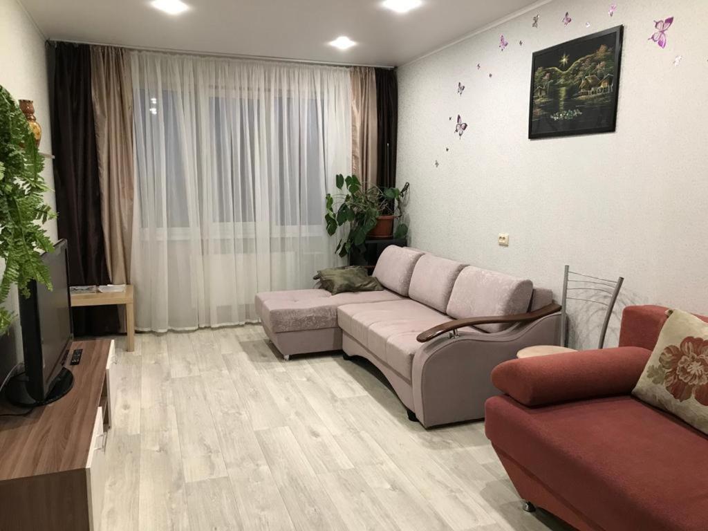 Ein Sitzbereich in der Unterkunft Apartment on prospekt Fatykha Amirkhana