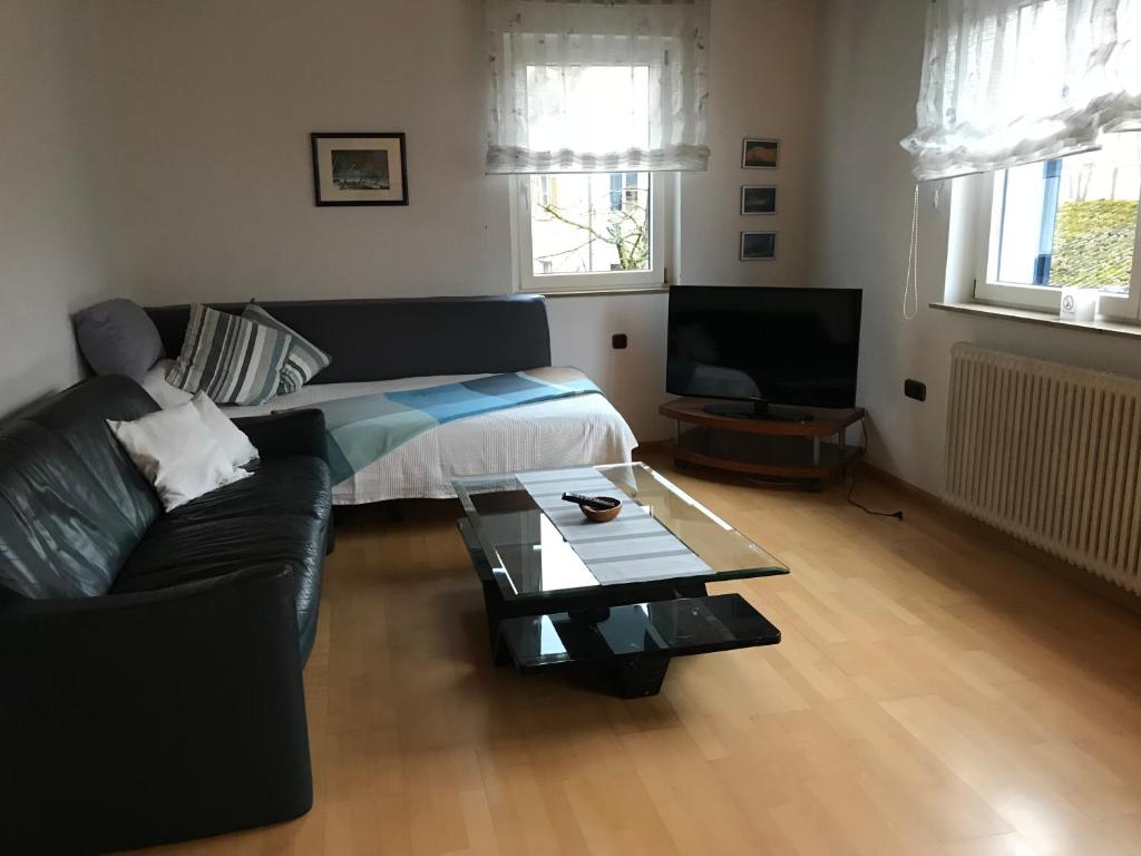 ein Wohnzimmer mit einem Sofa und einem Couchtisch in der Unterkunft Messe Stuttgart Ferienwohnungen Kaiser in Ostfildern