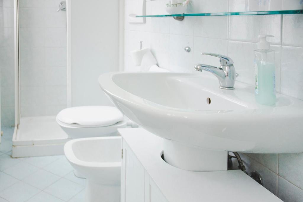 A bathroom at Ca Giardini Apartments in Biennale by Bricola Apartments
