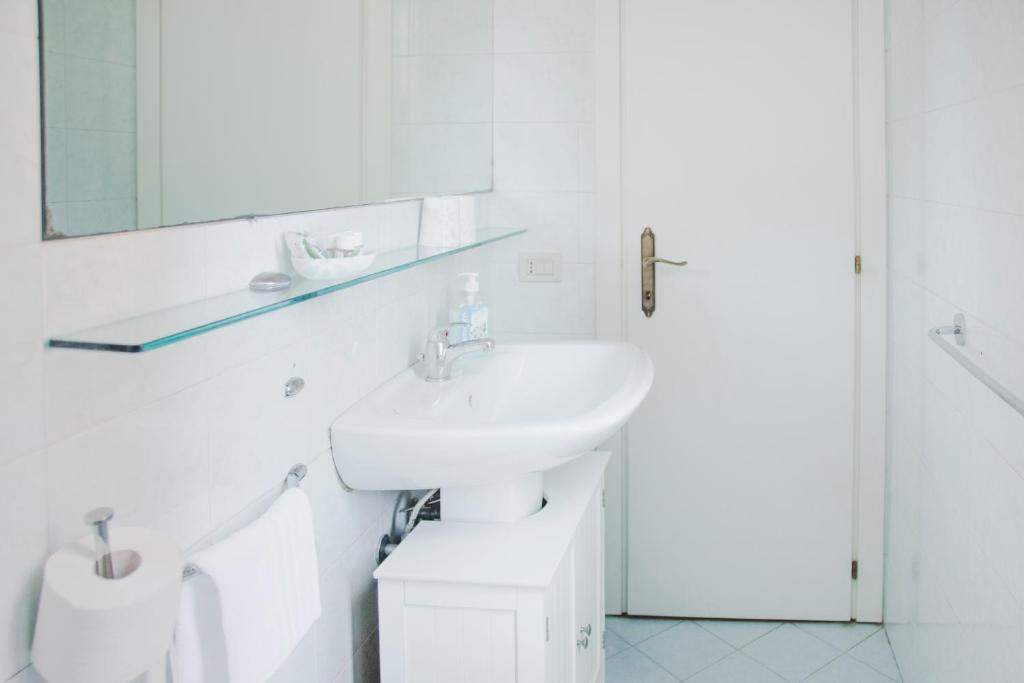 A bathroom at Ca Giardini Apartments in Biennale by Bricola Apartments