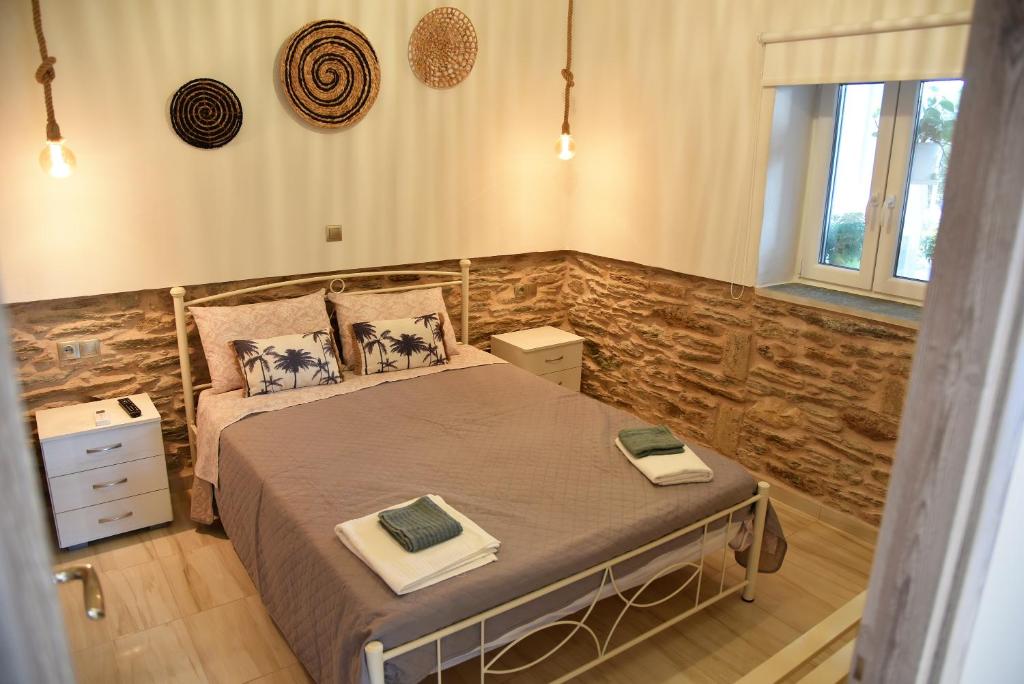 1 dormitorio con 1 cama grande en una habitación en Kampos Family Garden en Batsi
