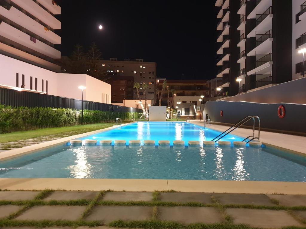 ガンディアにあるPlaya Gandía Residencial Álamoの夜の街のスイミングプール