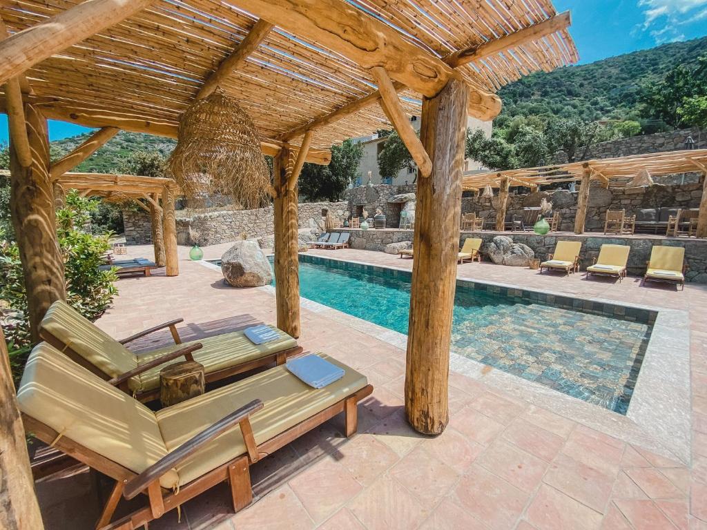 - une piscine avec une pergola en bois et des chaises longues dans l'établissement Résidence de Luxe 4 étoiles à Pietralba, 4 logements piscine chauffée BALAGNE, à Pietralba