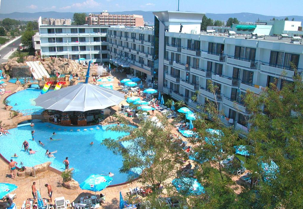 サニービーチにあるHotel Kotva - All Inclusiveのホテル内の大型スイミングプールのオーバーヘッドビュー
