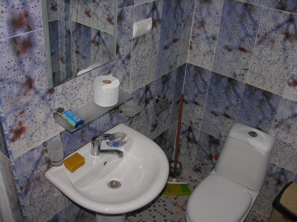 y baño con lavabo y aseo. en Apartment Ureki, en Ureki