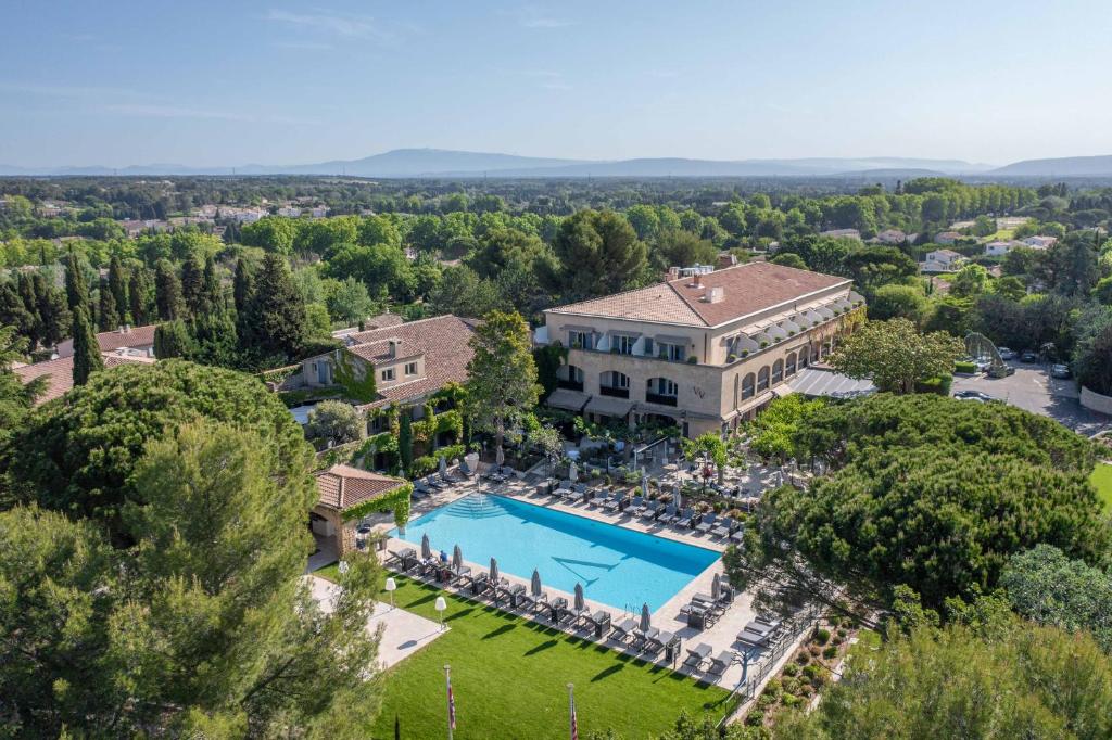 een luchtzicht op een herenhuis met een zwembad bij Le Vallon de Valrugues & Spa in Saint-Rémy-de-Provence