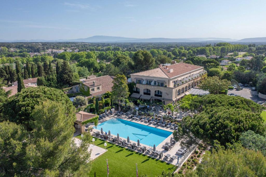  Elle offre une vue aérienne sur une demeure de caractère dotée d'une piscine. dans l'établissement Le Vallon de Valrugues & Spa, à Saint-Rémy-de-Provence