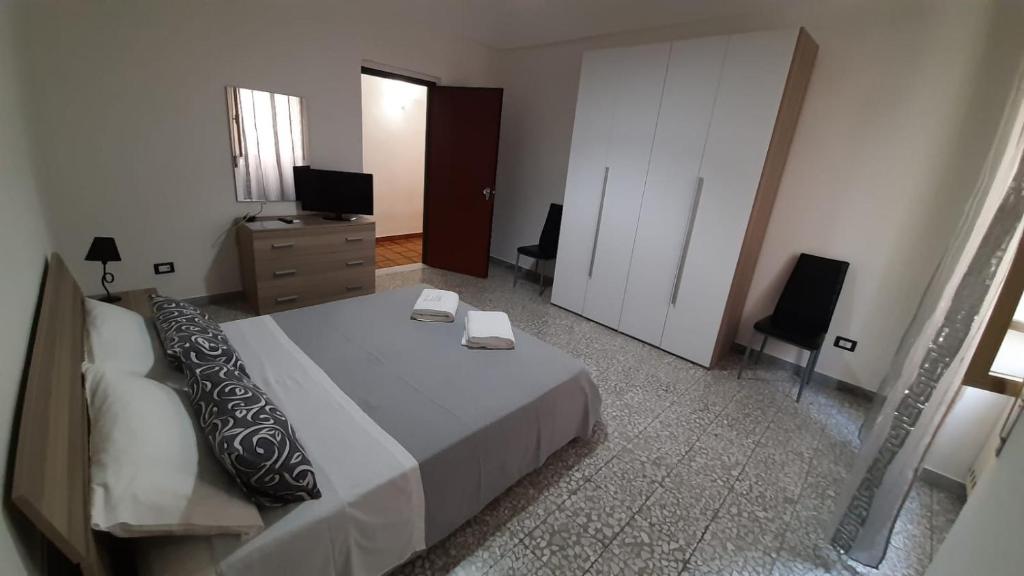 una camera con letto, cassettiera e televisore di CASA "JOLANDA" - SANNICOLA, A 5 KM DA GALLIPOLI a Sannicola
