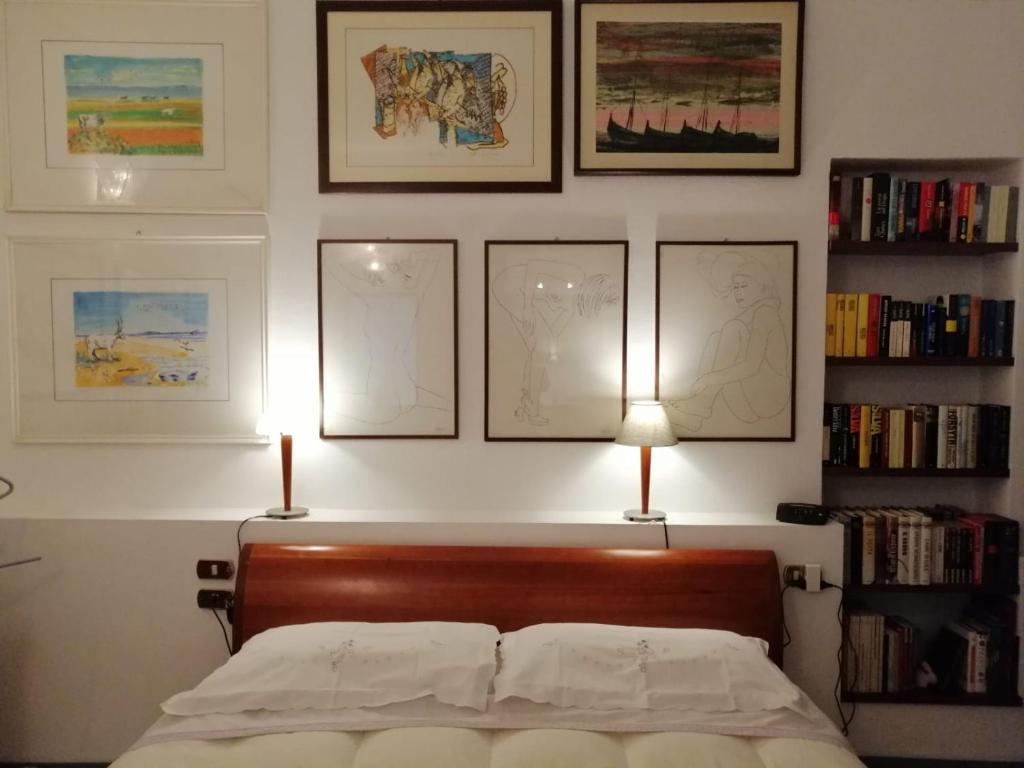 1 dormitorio con 1 cama y 3 cuadros en la pared en Camera con Bagno, en Castel San Pietro Terme
