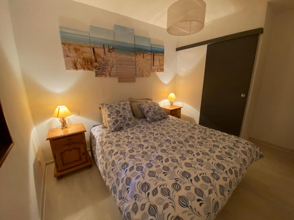 a bedroom with a bed and two lamps on tables at Gîte des Lianne, Pays des 7 vallées très proche de la côte d'Opale in Beaurainville