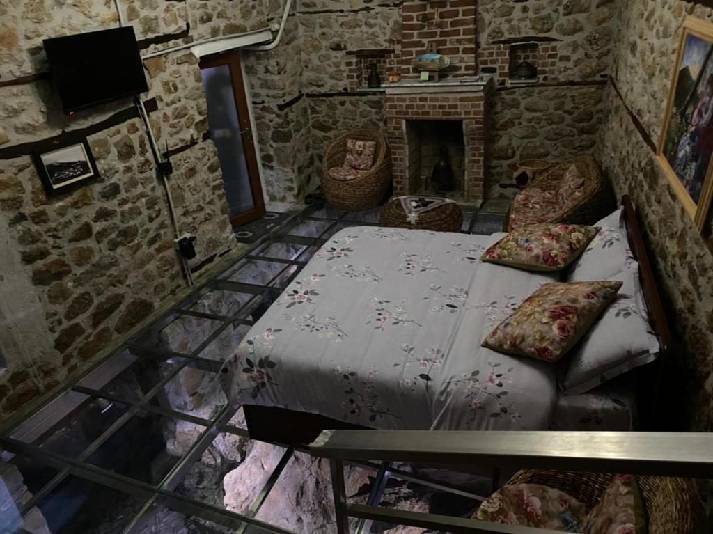 Postel nebo postele na pokoji v ubytování Nuci's Home glass floor