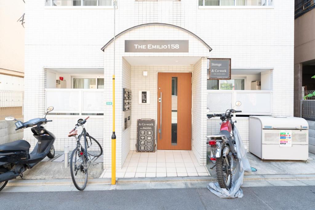 due biciclette parcheggiate di fronte a un edificio di The Emilio 102 Shinjuku newly renovated and opened in June 2024 a Tokyo