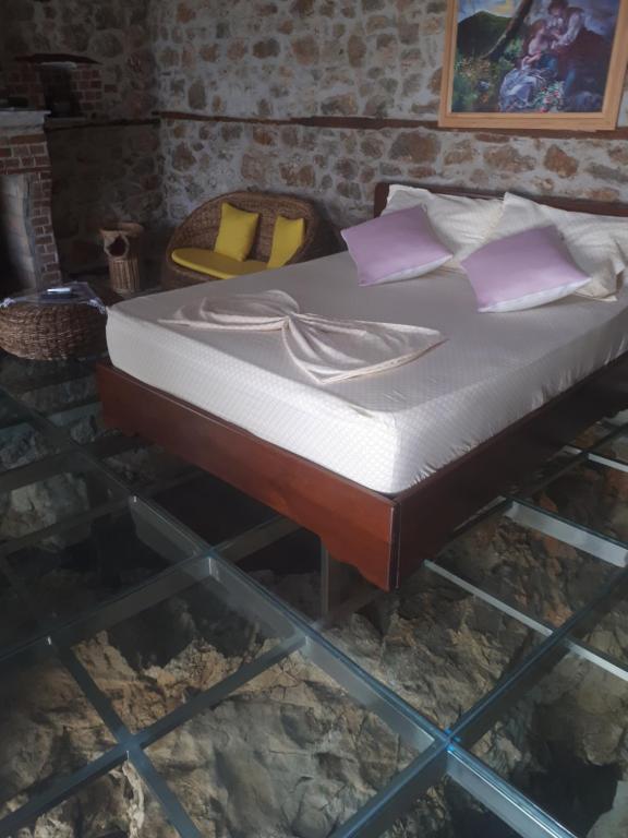 Postel nebo postele na pokoji v ubytování Nuci's Home glass floor
