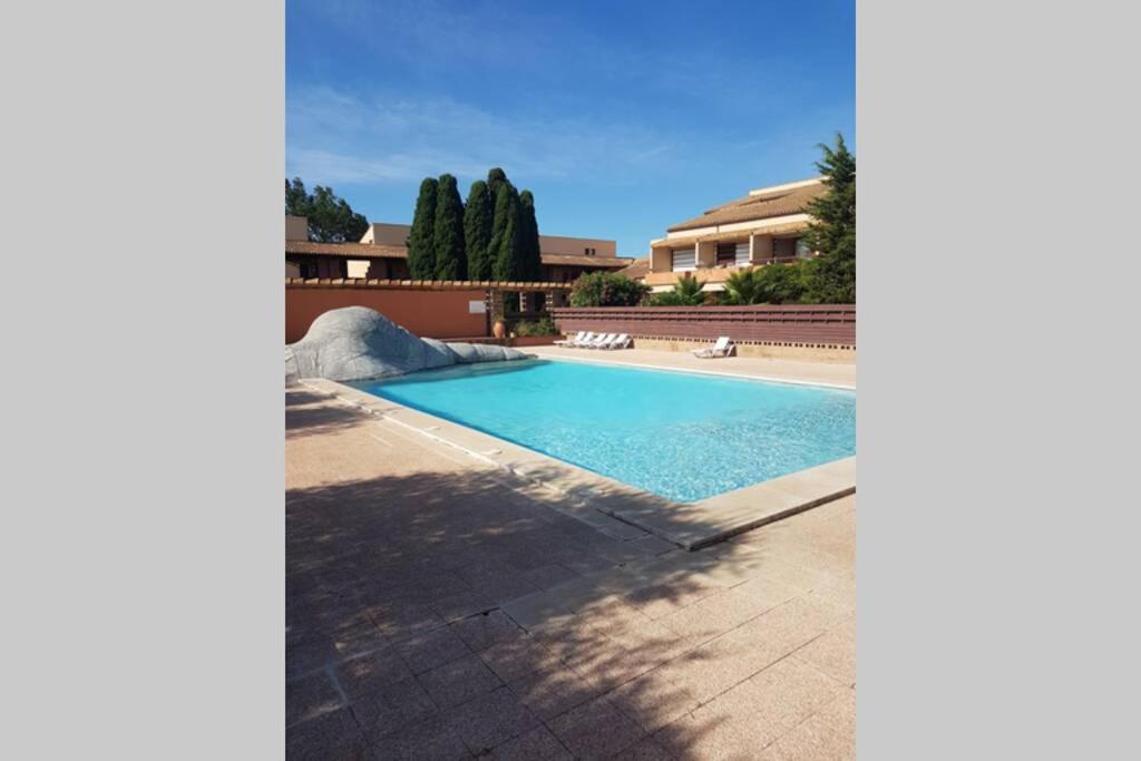 une piscine devant une maison dans l'établissement Appartement résidence du golf, à Saint-Cyprien