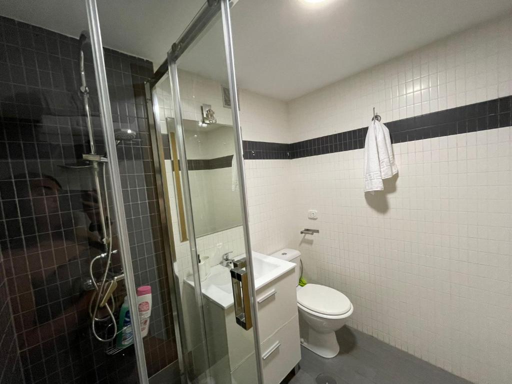 Kúpeľňa v ubytovaní Benalbeach, estudio en primera línea de playa