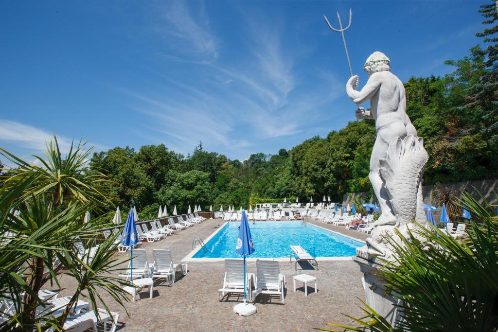 a statue of a woman standing next to a pool at Residenz La Selva in Ghiffa