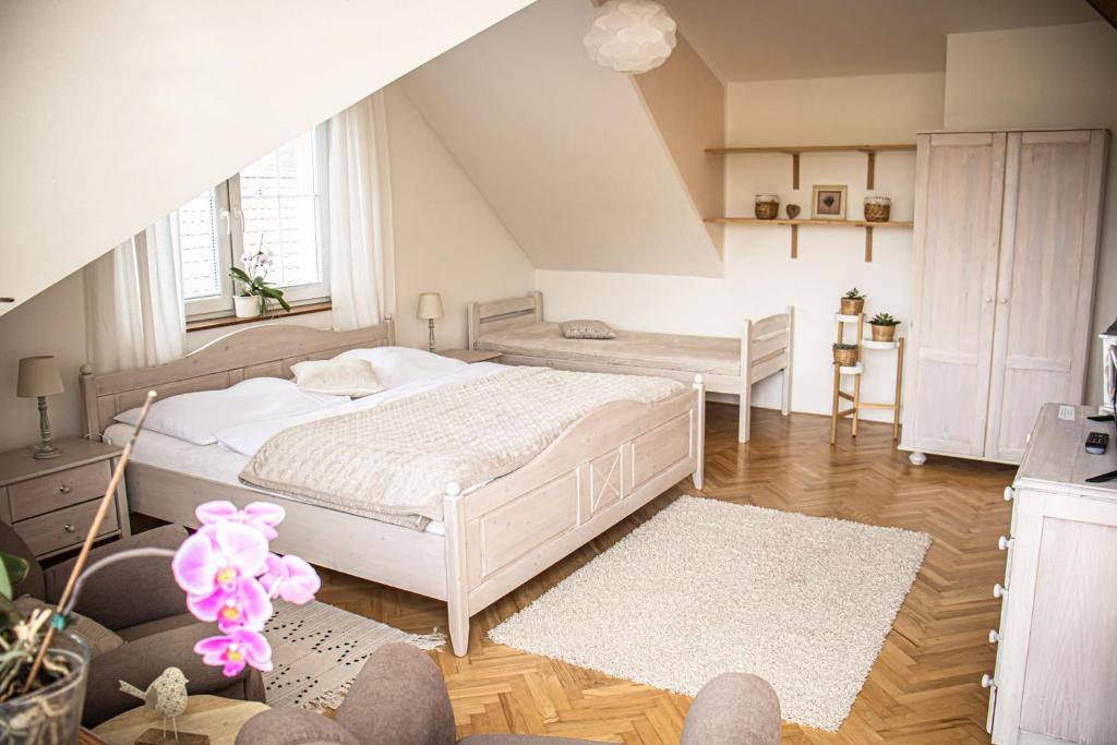 Postel nebo postele na pokoji v ubytování Apartmány u Petry